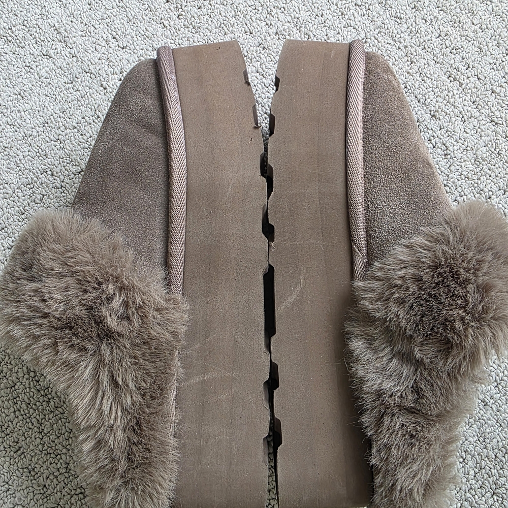 Cushionaire Women's Husky Genuine Suede Cozy Mule Platform. Size 7.5US